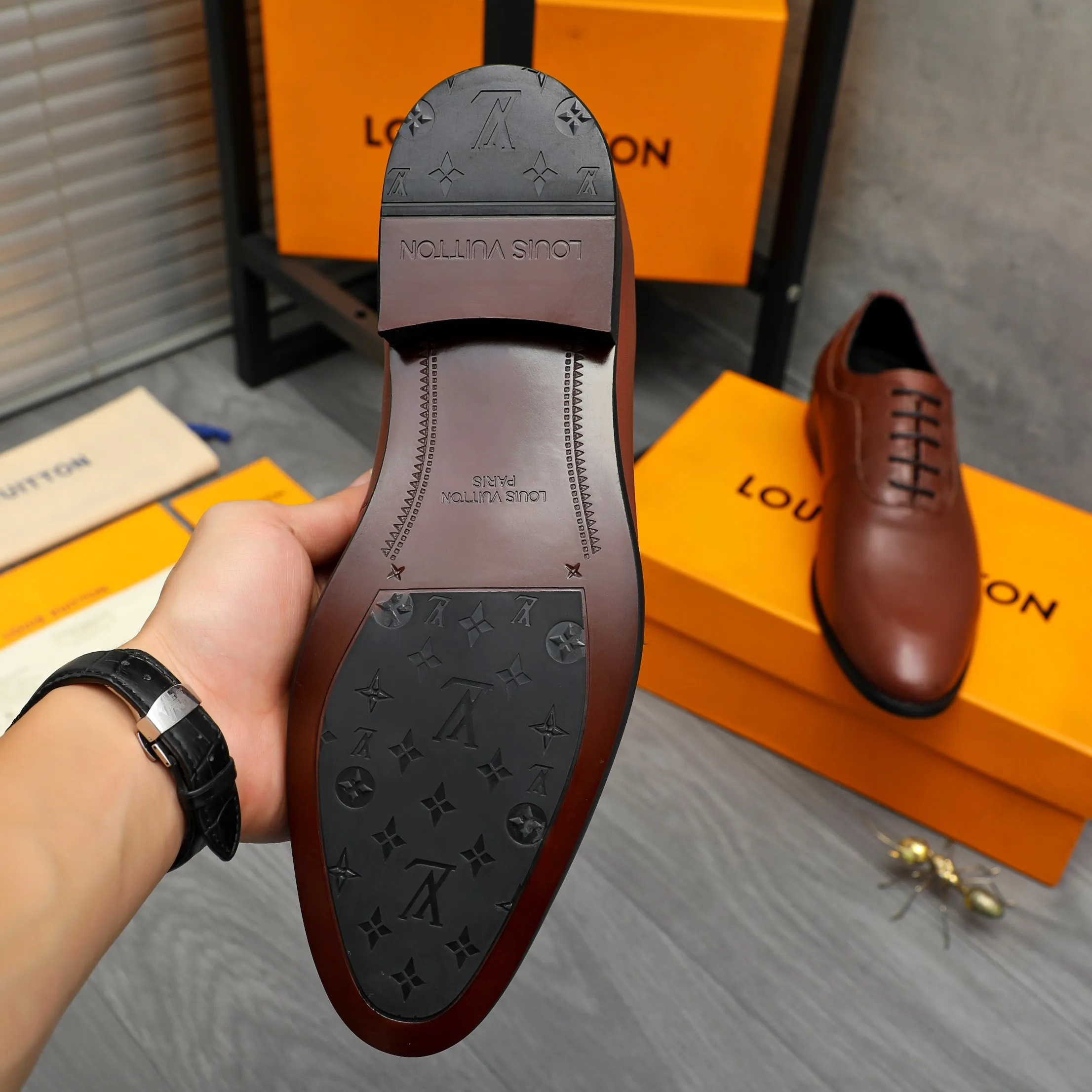 Men's shoes 💰p460 Product trademark: LV (Louis Vuitton) business lace-up leather shoes True size: 39-44 Product materials: Selected high-quality cowhide stitching classic embossed upper, cowhide lining, original rubber outsole